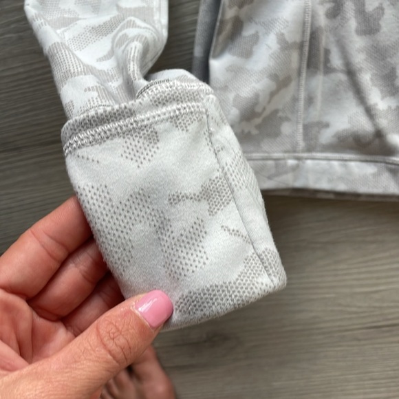 Lululemon light grey long sleeve size 2 - Picture 6 of 8